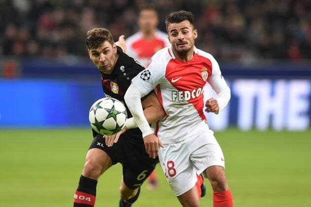 Fußball Champions League Gruppenphase 6. Spieltag Bayer Leverkusen - AS Monaco am 07.12.2016 in der BayArena in Leverkusen Aleksandar Dragovic ( Leverkusen ), links - Coretin Jean ( Monaco ), rechts xRx