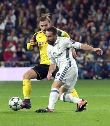 Real Madrid s Spanish defender Daniel Carvajal (R) fights for the ball with Borussia Dortmund s German defender Marcel Schmelzer during their UEFA Champions League 6th round match at Santiago Bernabeu stadium in Madrid, Spain, 07 December 2016. REAL MADRID VS. BORUSIA DORTMUND !ACHTUNG: NUR REDAKTIONELLE NUTZUNG!  MAD001 20161207-636167428642375383