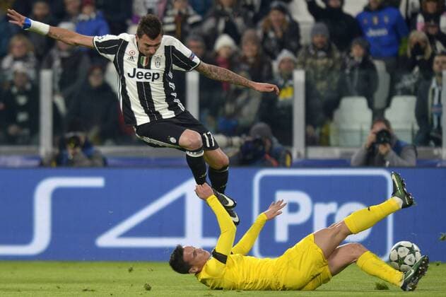 Bilder des Tages - SPORT Fußball, CL, Juventus Turin - Dinamo Zagreb Mario Mandzukic Juventus, Josip Pivaric Dinamo Torino 07-12-2016 Juventus Stadium Football Calcio Champions League 2016 2017 Juventus - Dinamo Zagreb . filippoxalfero