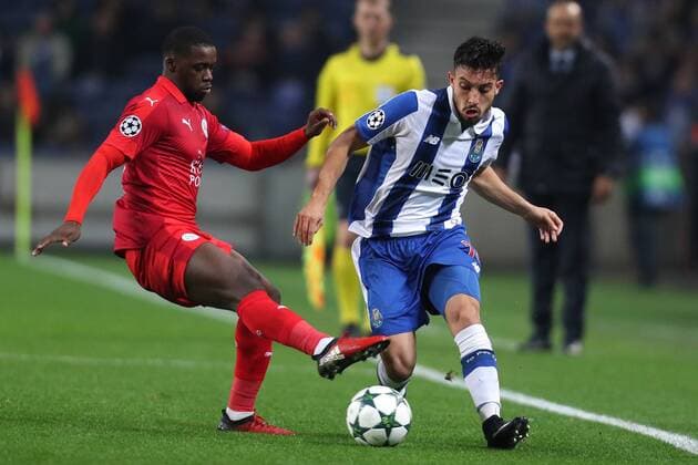 Fußball, CL, FC Porto - Leicester City December 7, 2016 - Porto, Porto, Portugal - Porto s Brazilian defender Alex Telles (R) in action with Leicester City s midfielder Jeff Schlupp (L) during the UEFA Champions League Group G, match between FC Porto and Leicester City FC, at Dragao Stadium in Porto on December 7, 2016. FC Porto vs Leicester City FC - UEFA Champions League  - ZUMAn230 20161207_zaa_n230_010