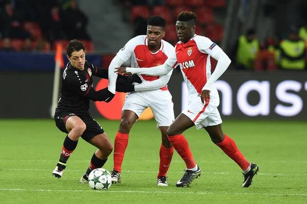 Fußball Champions League Gruppenphase 6. Spieltag Bayer Leverkusen - AS Monaco am 07.12.2016 in der BayArena in Leverkusen Javier Hernandez Chicharito ( Leverkusen ), links - Jemerson ( Monaco ), mitte - Kevin N Doram ( Monaco ), rechts xRx