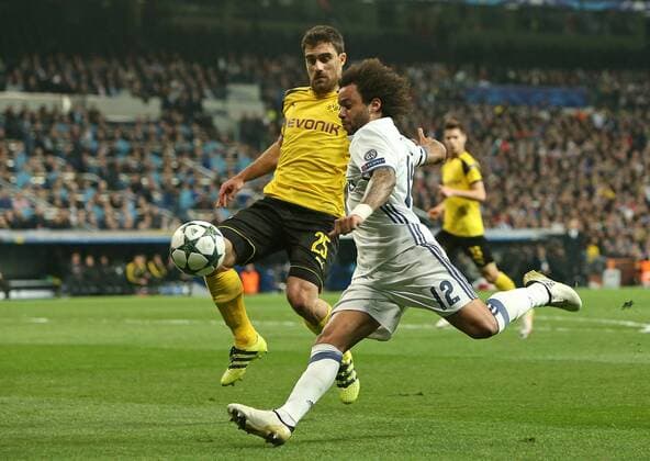 07.12.2016, Fussball Champions-League 2016 2017, Vorrunde 6.Spieltag, Real Madrid - Borussia Dortmund im Estadio Santiago Bernabeu Madrid (Spanien). v.l. Sokratis Papastathopoulos (Dortmund) gegen Marcelo (Real Madrid) 
