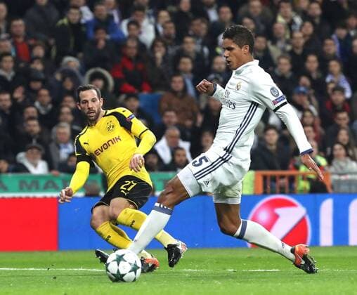Fußball, CL, Real Madrid - Borussia Dortmund Real Madrid s French defender Raphael Varane (R) fights for the ball with Borussia Dortmund s German midfielder Gonzalo Castro during their UEFA Champions League 6th round match at Santiago Bernabeu stadium in Madrid, Spain, 07 December 2016. REAL MADRID VS. BORUSIA DORTMUND !ACHTUNG: NUR REDAKTIONELLE NUTZUNG!  MAD001 20161207-636167439687118141