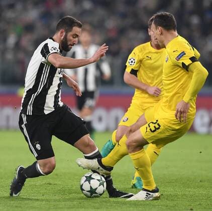 Fußball, CL, Juventus Turin - Dinamo Zagreb Mg Torino 07 12 2016 - Champions League Juventus-Dinamo Zagabria: Gonzalo Higuain-Gordon Schildenfeld 