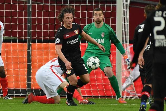 GER, Bayer 04 Leverkusen (GER) vs. AS Monaco (FRA) 07.12.2016, BayArena, Leverkusen, Gruppe E, GER, Bayer 04 Leverkusen (GER) vs. AS Monaco (FRA) im Bild: vor dem Tor von Monaco Julian Baumgartlinger (Leverkusen 15), versucht den Ball ins Tor zu schießen scheitert aber an Torwart MORGAN DE SANCTIS (AS Monaco 16) nordphotox xMeuter