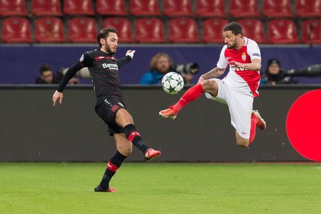 Bilder des Tages - SPORT Leverkusen, Germany 07.12.2016, UEFA Champions League - 2016 17 Season, Group E - Matchday 6, Bayer 04 Leverkusen - AS Monaco FC, Hakan Calhanoglu (Leverkusen) und Gabriel Boschilia (MCO) im zweikampf ( DeFodi001