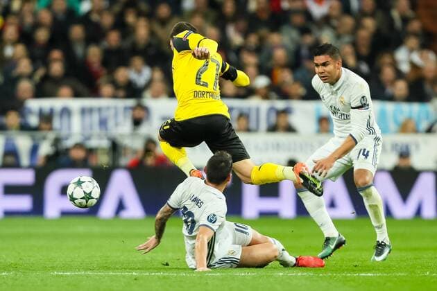 Fußball, CL, Real Madrid - Borussia Dortmund Madrid, Spain 07.12.2016, UEFA Champions League - 2016 17 Season, Group F - Matchday 6, Real Madrid - BV Borussia Dortmund, James Rodriguez (Real Madrid), Casemiro (Real Madrid) und Gonzalo Castro (BVB) im Zweikampf ( DeFodi048