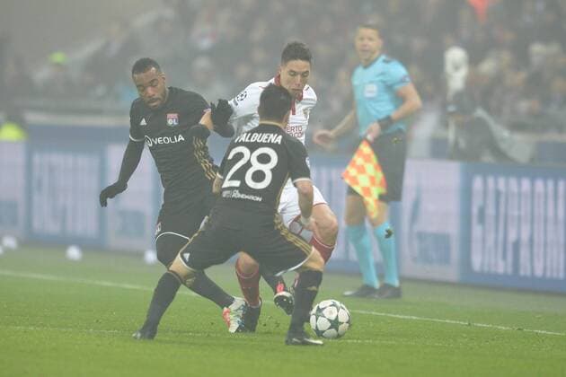 Fußball, CL, Olympique Lyon - FC Sevilla Mathieu Valbuena (lyon) vs Samir Nasri (Sevilla) FOOTBALL : Lyon vs Sevilla - Champions League - 07 12 2016 FredericChambert 