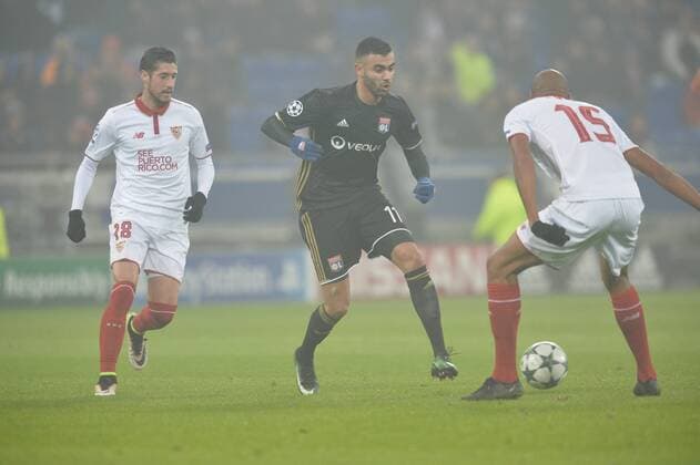 Fußball, CL, Olympique Lyon - FC Sevilla Rachid Ghezzal (lyon) vs Steven N Zonzi (Sevilla) FOOTBALL : Lyon vs Sevilla - Champions League - 07 12 2016 FredericChambert 