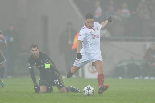 Fußball, CL, Olympique Lyon - FC Sevilla Maxime Gonalons (lyon) vs Samir Nasri (Sevilla) FOOTBALL : Lyon vs Sevilla - Champions League - 07 12 2016 FredericChambert 