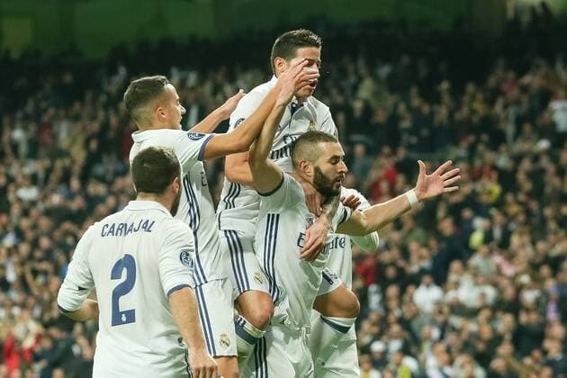 Fußball, CL, Real Madrid - Borussia Dortmund Madrid, Spain 07.12.2016, UEFA Champions League - 2016 17 Season, Group F - Matchday 6, Real Madrid - BV Borussia Dortmund, Tor zum 1:0 Torschuetze Karim Benzema (Real Madrid) wird bejubelt ( DeFodi048