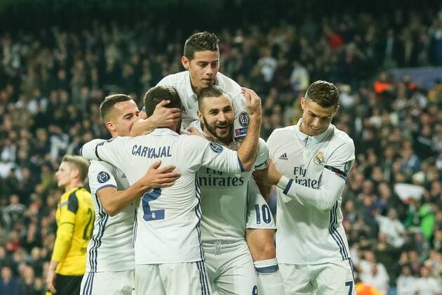 Fußball, CL, Real Madrid - Borussia Dortmund Madrid, Spain 07.12.2016, UEFA Champions League - 2016 17 Season, Group F - Matchday 6, Real Madrid - BV Borussia Dortmund, Tor zum 1:0 Torschuetze Karim Benzema (Real Madrid) wird bejubelt ( DeFodi048