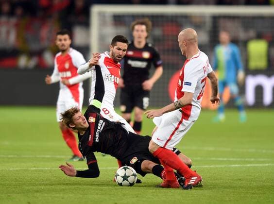 Championsleague: Bayer 04 Leverkusen - AS Monaco 07.12.2016. Stefan Kießling (LEV) geht zw. Moutinho (li.) und Raggi (beide Monaco) zu Boden. HM