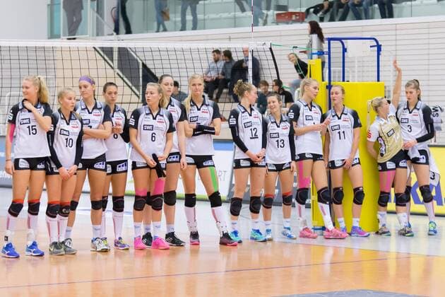 die Mannschaft des SWE Erfurt nach dem Spiel, Volleyball, Volleyball-Bundesliga Frauen, Schwarz-Weiß Erfurt - Allianz MTV Stuttgart, xprx