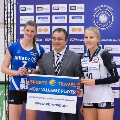 v.li.: Renata Sandor (Allianz MTV Stuttgart, 7), SWE-Präsident Michael Panse, Friederike Brabetz (Schwarz-Weiß Erfurt, 10) bei der Ehrung der Most Valuable Player, Volleyball, Volleyball-Bundesliga Frauen, Schwarz-Weiß Erfurt - Allianz MTV Stuttgart, xprx