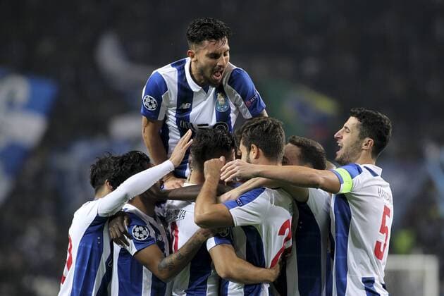 Fußball, CL, FC Porto - Leicester City December 7, 2016 - Porto, Porto, Portugal - Porto s Portuguese forward Andre Silva celebrates after scoring goal with teammates during the UEFA Champions League Group G, match between FC Porto and Leicester City FC, at Dragao Stadium in Porto on December 7, 2016. FC Porto vs Leicester City FC - UEFA Champions League  - ZUMAn230 20161207_zaa_n230_050