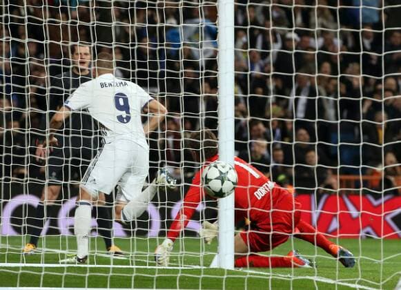 Real Madrid s French striker Karim Benzema celebrates his 2-0 goal against Borussia Dortmund during their UEFA Champions League 6th round match at Santiago Bernabeu stadium in Madrid, Spain, 07 December 2016. REAL MADRID VS. BORUSIA DORTMUND !ACHTUNG: NUR REDAKTIONELLE NUTZUNG!  MAD001 20161207-636167455849832186