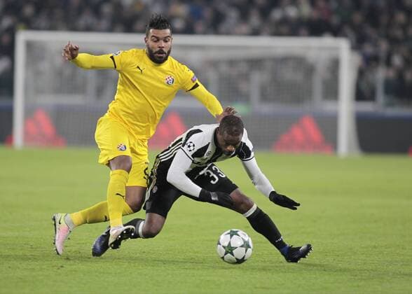 Fußball, CL, Juventus Turin - Dinamo Zagreb December 7, 2016 - Turin, Italy - El Arbi Soudani and Patrice Evra during Champions League match between Juventus v Dinamo Zagreb, in Turin, on December 7, 2016. Juventus v GNK Dinamo Zagreb - UEFA Champions League  - ZUMAn230 20161207_zaa_n230_078