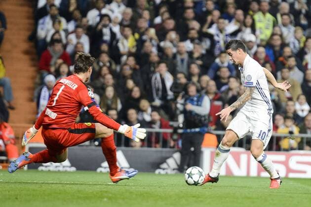 Bilder des Tages - SPORT Fußball, CL, Real Madrid - Borussia Dortmund Real Madrid s James Rodriguez and Borussia Dortmund Roman Weidenfeller during the UEFA Champions League match between Real Madrid and Borussia Dortmund at Santiago Bernabeu Stadium in Madrid, Spain. December 07, 2016.  (20161207013)