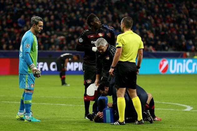 07.12.2016 - Hakan Calhanoglu (Bayer 04 Leverkusen) liegt nach einem Kopfballduell mit mn 28 am Boden und wird behandelt beim Champions League Gruppenspiel (Saison 2016 17) Bayer Leverkusen - AS Monaco. Copyright Thomas Pakusch