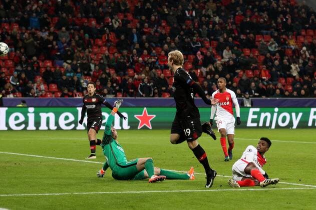 07.12.2016 - Morgan De Sanctis (AS Monaco) kann den Schuss von Julian Brandt (Bayer 04 Leverkusen) nicht halten beim Champions League Gruppenspiel (Saison 2016 17) Bayer Leverkusen - AS Monaco. Copyright Thomas Pakusch