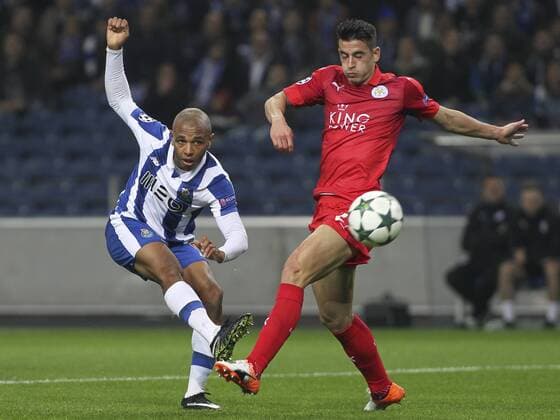 Fußball, CL, FC Porto - Leicester City December 7, 2016 - Porto, Porto, Portugal - Porto s Algerian forward Yacine Brahimi (L) with Leicester City s defender Luis Hernandez (R) during the UEFA Champions League Group G, match between FC Porto and Leicester City FC, at Dragao Stadium in Porto on December 7, 2016. FC Porto vs Leicester City FC - UEFA Champions League  - ZUMAn230 20161207_zaa_n230_099