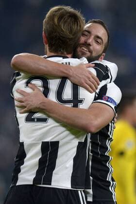 Fußball, CL, Juventus Turin - Dinamo Zagreb Jubel Daniele Rugani e Gonzalo Higuain Juventus 2-0 Goal celebration Torino 07-12-2016 Juventus Stadium Football Calcio Champions League 2016 2017 Juventus - Dinamo Zagreb . filippoxalfero