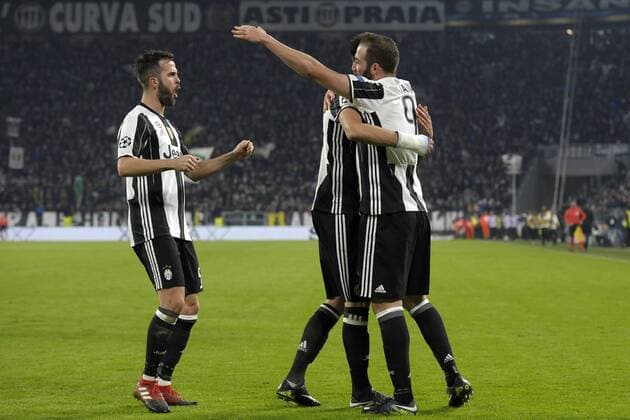 Fußball, CL, Juventus Turin - Dinamo Zagreb Jubel Gonzalo Higuain Juventus 1-0 Goal celebration with Miralem Pjanic Torino 07-12-2016 Juventus Stadium Football Calcio Champions League 2016 2017 Juventus - Dinamo Zagreb . filippoxalfero