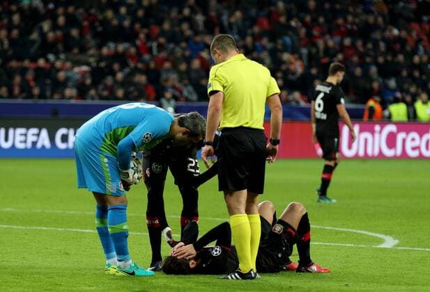 07.12.2016 - Hakan Calhanoglu (Bayer 04 Leverkusen) liegt nach einem Kopfballduell mit Corentin Jean (AS Monaco) am Boden, Morgan De Sanctis (AS Monaco) und Schiedsrichter Gediminas Mazeika erkundigen sich seinem Zustand beim Champions League Gruppenspiel (Saison 2016 17) Bayer Leverkusen - AS Monaco. Copyright Thomas Pakusch