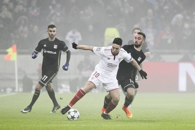 Fußball, CL, Olympique Lyon - FC Sevilla December 7, 2016 - DoÂ©Cines-Charpieu, Lyon, France - Sevilla s French forward Samir Nasri (C) vies with Lyon s players Sergi Darder and Rachid Ghezzal during the UEFA Champions League Group H football match between Olympique Lyonnais (OL) and FC Sevilla at the Parc Olympique Lyonnais in DoÂ©cines-Charpieu near Lyon, southeastern France, on December 7, 2016. Olympique Lyonnais v FC Sevilla - Champions League  - ZUMAn230 20161207_zaa_n230_105