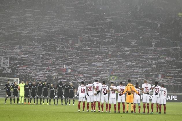 Fußball, CL, Olympique Lyon - FC Sevilla December 7, 2016 - Do©Cines-Charpieu, Lyon, France - Team Sevilla and Olympique Lyonnais players pause for a one minute silence in honour of the victims of a plane crash, which was carrying aboard it members of the Brazilian team Chapecoense Real, when it crashed in Colombia on November 29, ahead of the UEFA Champions League football match between Lyon and Sevilla at Stade des Lumieres on December 7, 2016 in Decines-Charpieu, France. Olympique Lyonnais v FC Sevilla - Champions League - ZUMAn230 20161207_zaa_n230_107