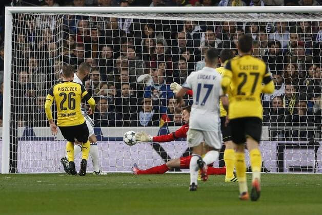 Champions League match played between Real Madrid and Borussia Dortmund. In this picture, Benzema scores first goal. xChemaxReyx 