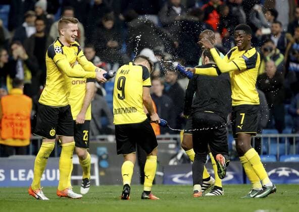 Borussia Dortmund s players celebrate the tie against Real Madrid during their UEFA Champions League 6th round match between Real Madrid and Broussia Dortmund at Santiago Bernabeu stadium in Madrid, Spain, 07 December 2016. REAL MADRID VS. BORUSIA DORTMUND !ACHTUNG: NUR REDAKTIONELLE NUTZUNG!  MAD001 20161207-636167489150161106