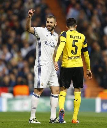 Champions League match played between Real Madrid and Borussia Dortmund. In this picture, Benzema and Bartra. xAngelxRiverox 