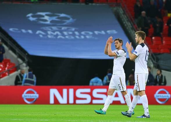 07.12.2016. Wembley Stadium, London, England. UEFA Champions League Football. Tottenham Hotspur versus CSKA Moscow. Tottenham Hotspur Defender Jan Vertonghen and Tottenham Hotspur Defender Eric Dier applaud their fans at full time xMarkxKertonx  ActionPlus11817932