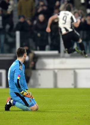 FuÃŸball, CL, Juventus Turin - Dinamo Zagreb 07.12.2016. Juventus Stadium, Turin, Italy. UEFA Champions League Football. Juventus versus Dynamo Zagreb. Dynamo goalkeeper Dominik Livakovic watches Gonzalo Higuain celebrating scoring his goal in the 52nd minute for 1-0 xPierpaoloxPiciuccox  ActionPlus11818020