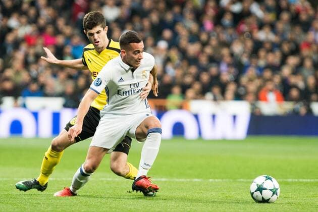 Real Madrid s Lucas Vazquez, Borussia Dortmund Julian Weigl during Champions League match between Real Madrid and Borussia Dortmund at Santiago Bernabeu Stadium in Madrid , Spain. December 07, 2016.  (20161207012)