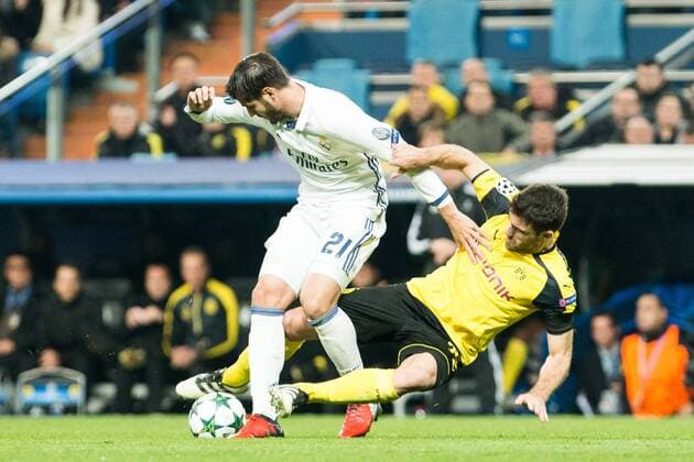 Real Madrid s Alvaro Morata Borussia Dortmund Sokratis Papastathoppulos during Champions League match between Real Madrid and Borussia Dortmund at Santiago Bernabeu Stadium in Madrid , Spain. December 07, 2016.  (20161207096)