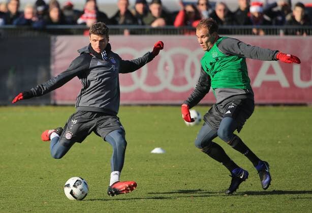 07.12.2016,FCB Training, Saebenerstrasse Muenchen, im Bild: Thomas Mueller (FCB) vs Holger Badstuber (FCB)