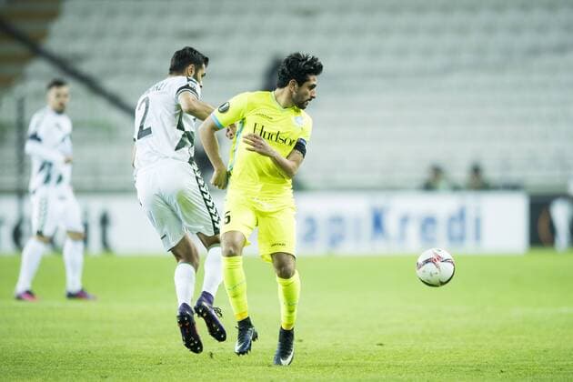 Konyaspor s Volkan Findikli and Gent s Kenneth Saief fight for the ball during the sixth and last game of the group stage of the Europa League competition in the group H, between Belgian first league soccer team KAA Gent and Turkish soccer club Konyaspor in Konya, Turkey, Thursday 08 December 2016. JASPERxJACOBS  x04993614x