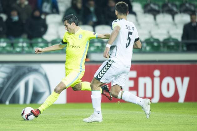 Gent s Jeremy Perbet and Konyaspor s Selim Ay fight for the ball during the sixth and last game of the group stage of the Europa League competition in the group H, between Belgian first league soccer team KAA Gent and Turkish soccer club Konyaspor in Konya, Turkey, Thursday 08 December 2016. JASPERxJACOBS  x04993642x