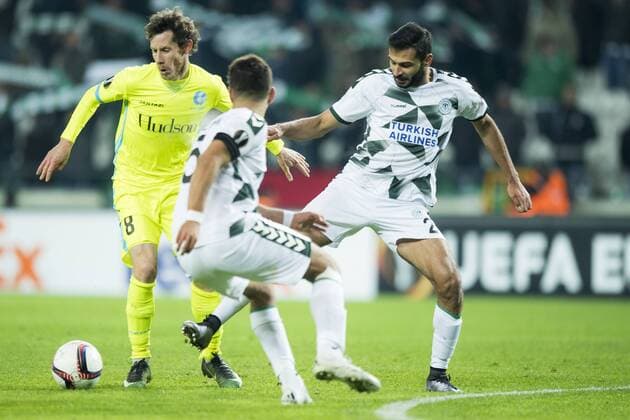 Gent s Thomas Matton and Konyaspor s Volkan Findikli fight for the ball during the sixth and last game of the group stage of the Europa League competition in the group H, between Belgian first league soccer team KAA Gent and Turkish soccer club Konyaspor in Konya, Turkey, Thursday 08 December 2016. JASPERxJACOBS  x04993761x
