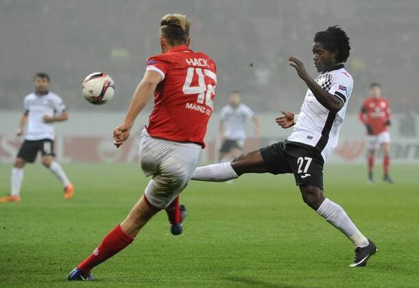 08.12.2016, xmhx, Fussball Europa League, FSV Mainz 05 - FK Qaebaelae, emspor, v.l. Alexander Hack (1.FSV Mainz 05) Theo Weeks (FK Qäbälä) Mainz