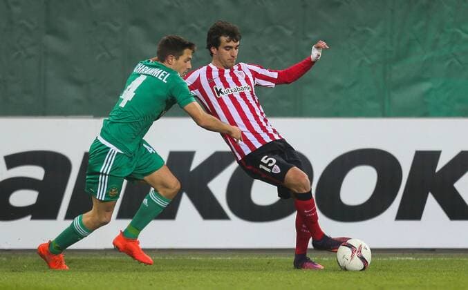 SOCCER - UEFA EL, Rapid vs Bilbao VIENNA,AUSTRIA,08.DEC.16 - SOCCER - UEFA Europa League, group stage, SK Rapid Wien vs Athletic Club Bilbao. Image shows Thomas Schrammel (Rapid) and Inigo Lekue (Bilbao). GEPAxpictures xPhilippxBrem