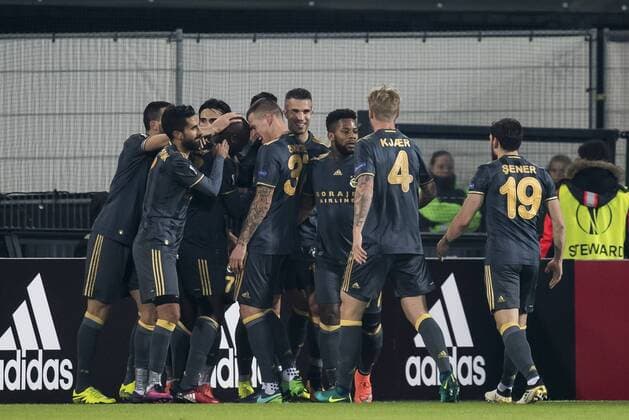 Fenerbahce celebrate a goelduring the Europa League group A match between Feyenoord and Fenerbahce SK on December 08, 2016 at the Kuip stadium in Rotterdam, The Netherlands. Feyenoord v Fenerbahce SK UEFA Europa League 2016 2017 xVIxGerritxvanxKeulenxIVx 6726350