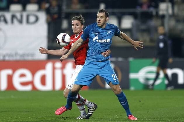 (l-r) Ben Rienstra of AZ Alkmaar, Artem Dzyuba of FC Zenit St. Petersburgduring the UEFA Europa League group D match between AZ Alkmaar and FC Zenit on December 08, 2016 at the AFAS stadium in Alkmaar, The Netherlands. AZ v FC Zenit UEFA Europa League 2016 2017 xVIxxIVx 6726537