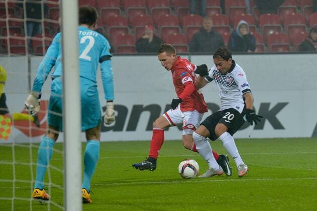 08.12.2016, xtkx, Fussball Europa League, FSV Mainz 05 - FK Qaebaelae, emspor, v.l. Pablo de Blasis (Mainz 05) , Ricardinho (Gabala) , Mainz
