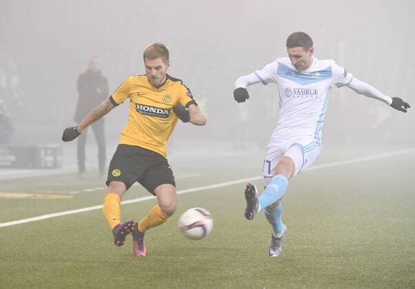08.12.2016 Bern Stade de Suisse Fussball Herren Saison 2016 2017 Europa League BSC Young Boys - Astana Bild zeigt Thorsten Schick (YB) gegen Yuri Logvinenko (Astana) Aktion Zweikampf im Nebel 