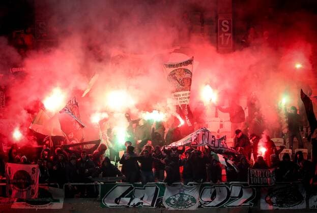 Bilder des Tages - SPORT Saint-Etienne s supporters pictured during the sixth and last game in the group stage (group C) of the UEFA Europa League competition between Belgian soccer club RSC Anderlecht and French club AS Saint-Etienne, in Brussels, Thursday 08 December 2016. Anderlecht is already qualified for the next stage. VIRGINIExLEFOUR  x04993927x