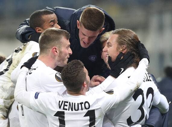SOCCER - UEFA EL, Plzen vs A.Wien PRAGUE,CZECH REPUBLIC,08.DEC.16 - SOCCER - UEFA Europa League, group stage, FC Viktoria Plzen vs FK Austria Wien. Image shows the rejoicing of Felipe Pires (A.Wien), Marko Kvasina (A.Wien), Petar Filipovic (A.Wien), Lucas Venuto (A.Wien) and Lukas Rotpuller (A.Wien). GEPAxpictures xChristianxOrt